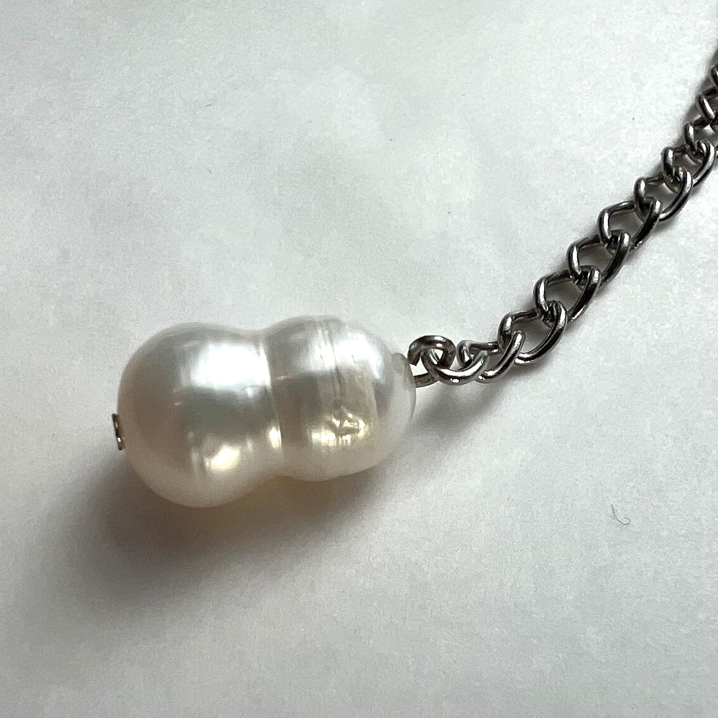 Holland & Noble - Luxe goudkleurig RVS Thee ei met zoetwater parel– Theefilter – Losse Theezeef – Kruidenbol – Zeef – Infuser – Thee ei