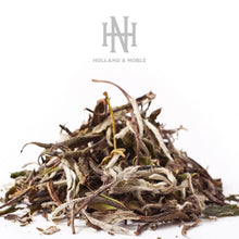 Afbeelding in Gallery-weergave laden, Holland &amp; Noble - White Peony Tea - Witte Thee - Premium Bai Mu Dan Chá - 白牡丹 茶 - Pai Mu Tan - 80 gram Losse thee in luxe blikverpakking
