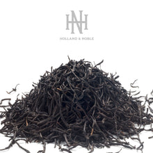 Afbeelding in Gallery-weergave laden, Holland &amp; Noble - Lapsang Souchong - Premium Zheng Shan Xiao Zhong Chá - 拉破嗓艘重 茶 - 100 gram Losse thee in luxe blikverpakking

